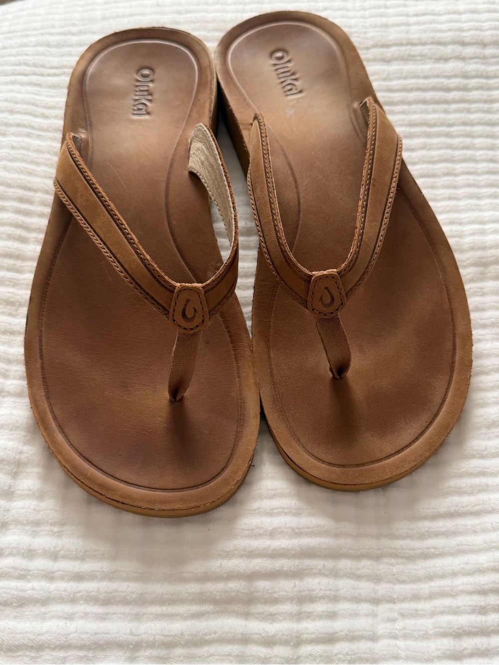 OluKai Women's Tan Leather Thong Sandals